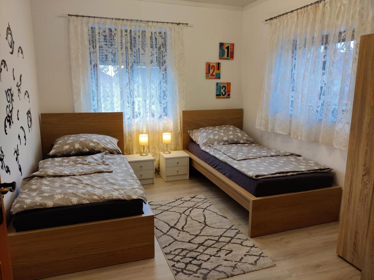 Holiday Home In Quiet Beautiful Area With Two Separate, Modern, Furnished Apartments Deutsch-Wagram Bagian luar foto