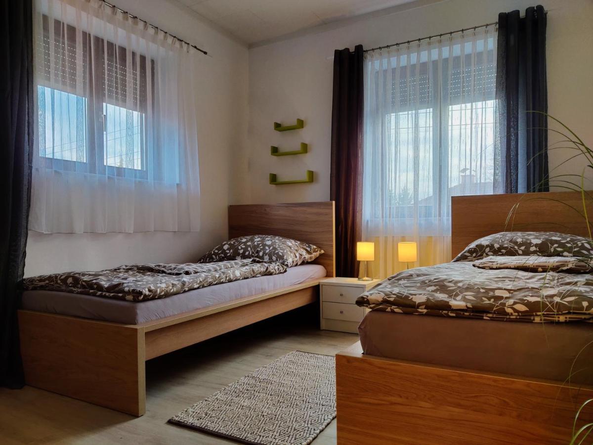 Holiday Home In Quiet Beautiful Area With Two Separate, Modern, Furnished Apartments Deutsch-Wagram Bagian luar foto
