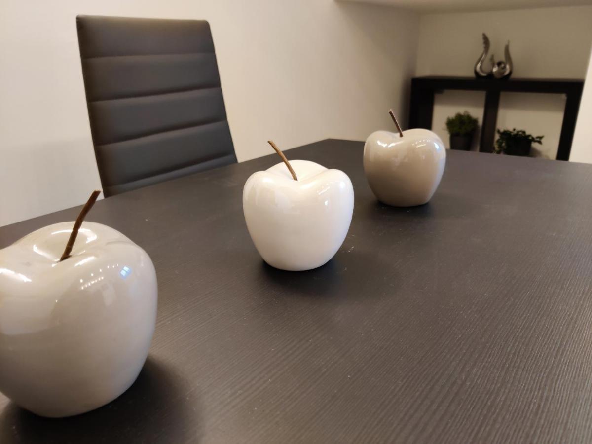 Holiday Home In Quiet Beautiful Area With Two Separate, Modern, Furnished Apartments Deutsch-Wagram Bagian luar foto