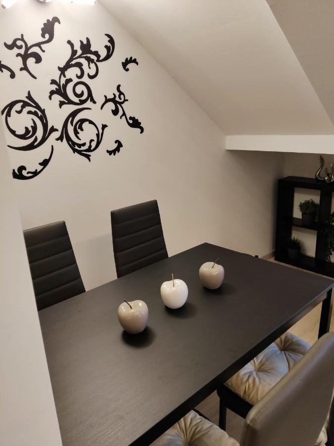 Holiday Home In Quiet Beautiful Area With Two Separate, Modern, Furnished Apartments Deutsch-Wagram Bagian luar foto
