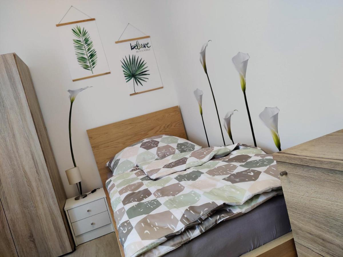 Holiday Home In Quiet Beautiful Area With Two Separate, Modern, Furnished Apartments Deutsch-Wagram Bagian luar foto