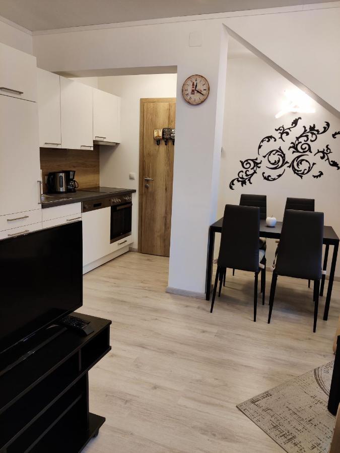 Holiday Home In Quiet Beautiful Area With Two Separate, Modern, Furnished Apartments Deutsch-Wagram Bagian luar foto